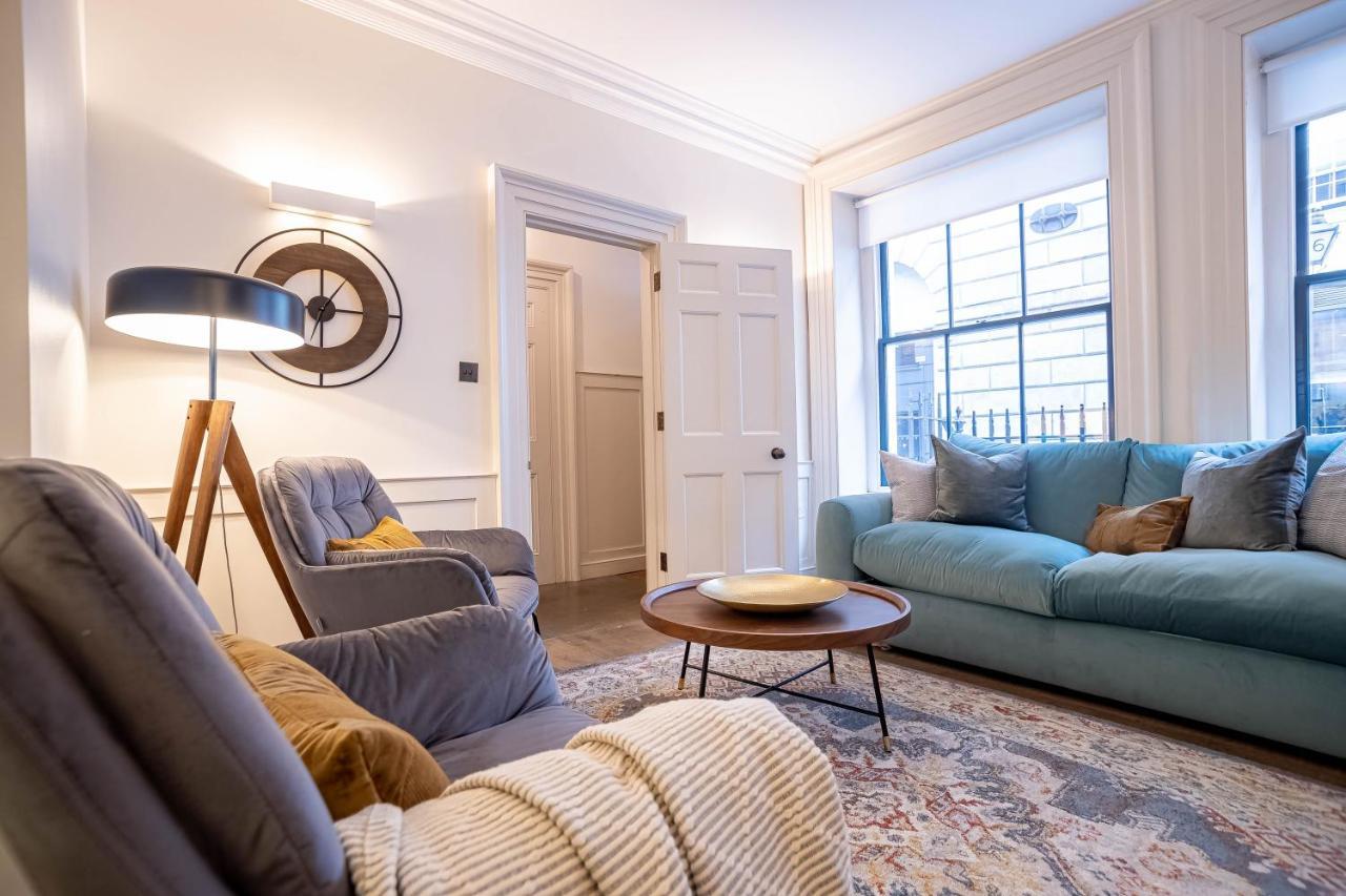 Liverpool St Three Bedroom Near Tube Station Apartment *